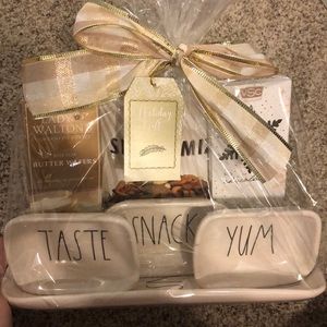 Rae Dunn Gift set